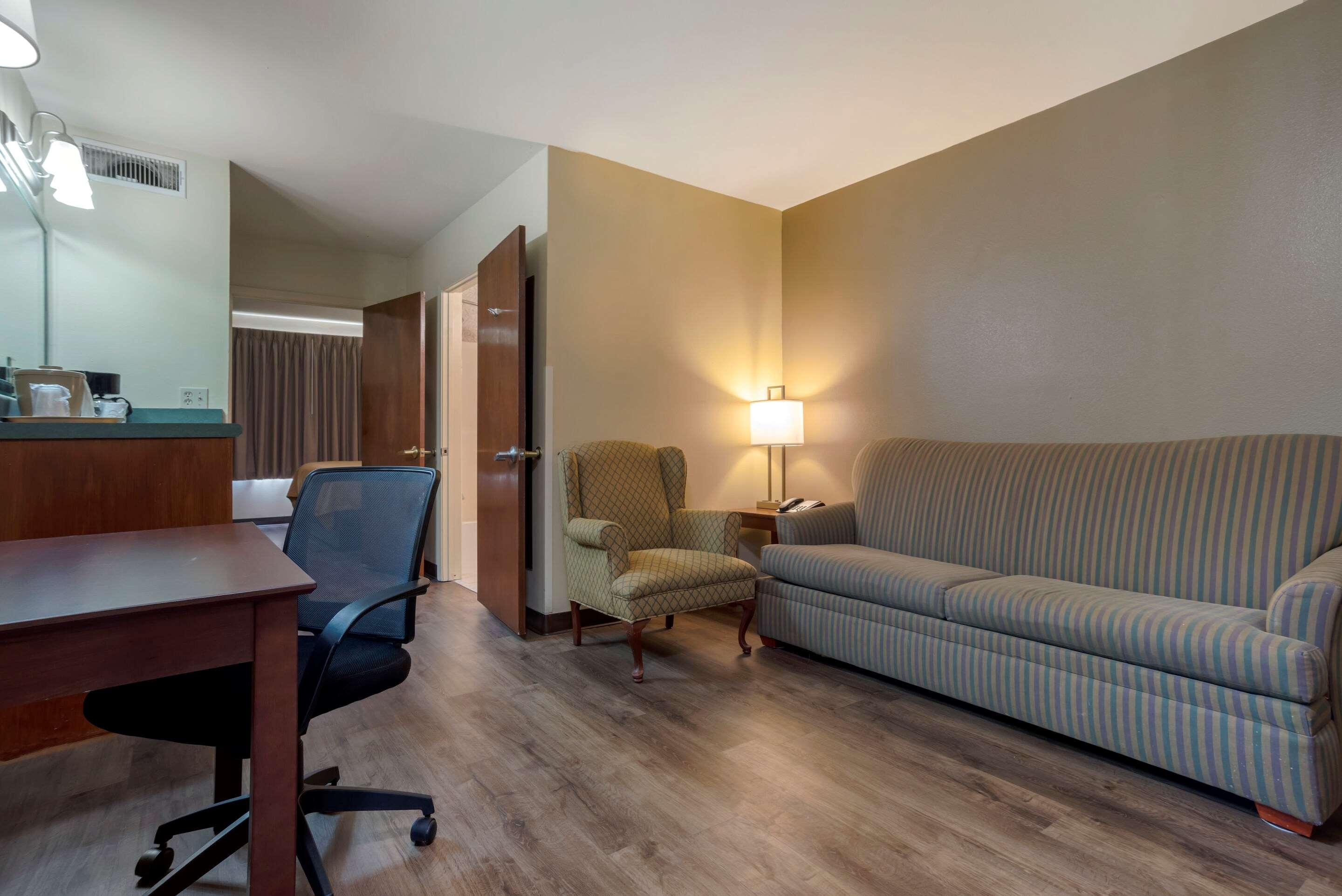 Econo Lodge Inn & Suites Flowood Extérieur photo